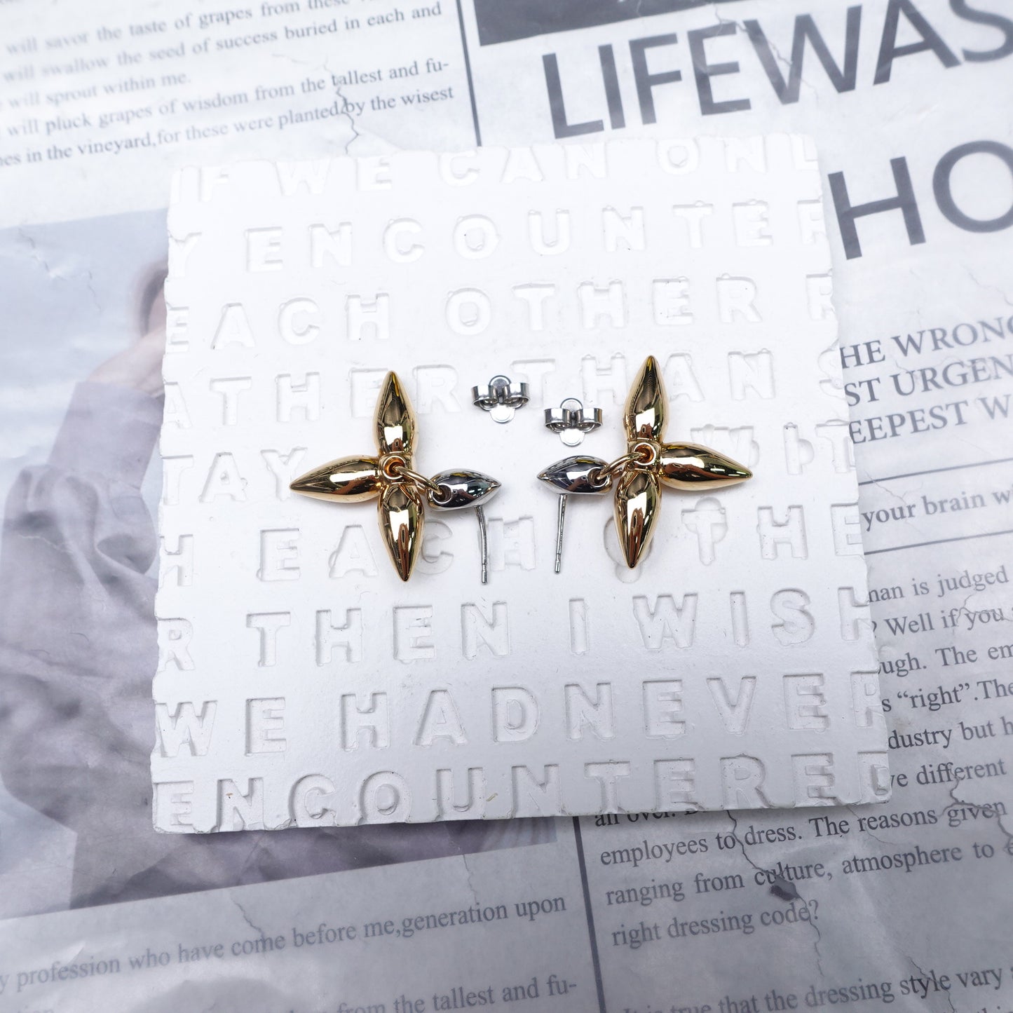 Pre-owned Louis Vuitton Floral Metal Earrings