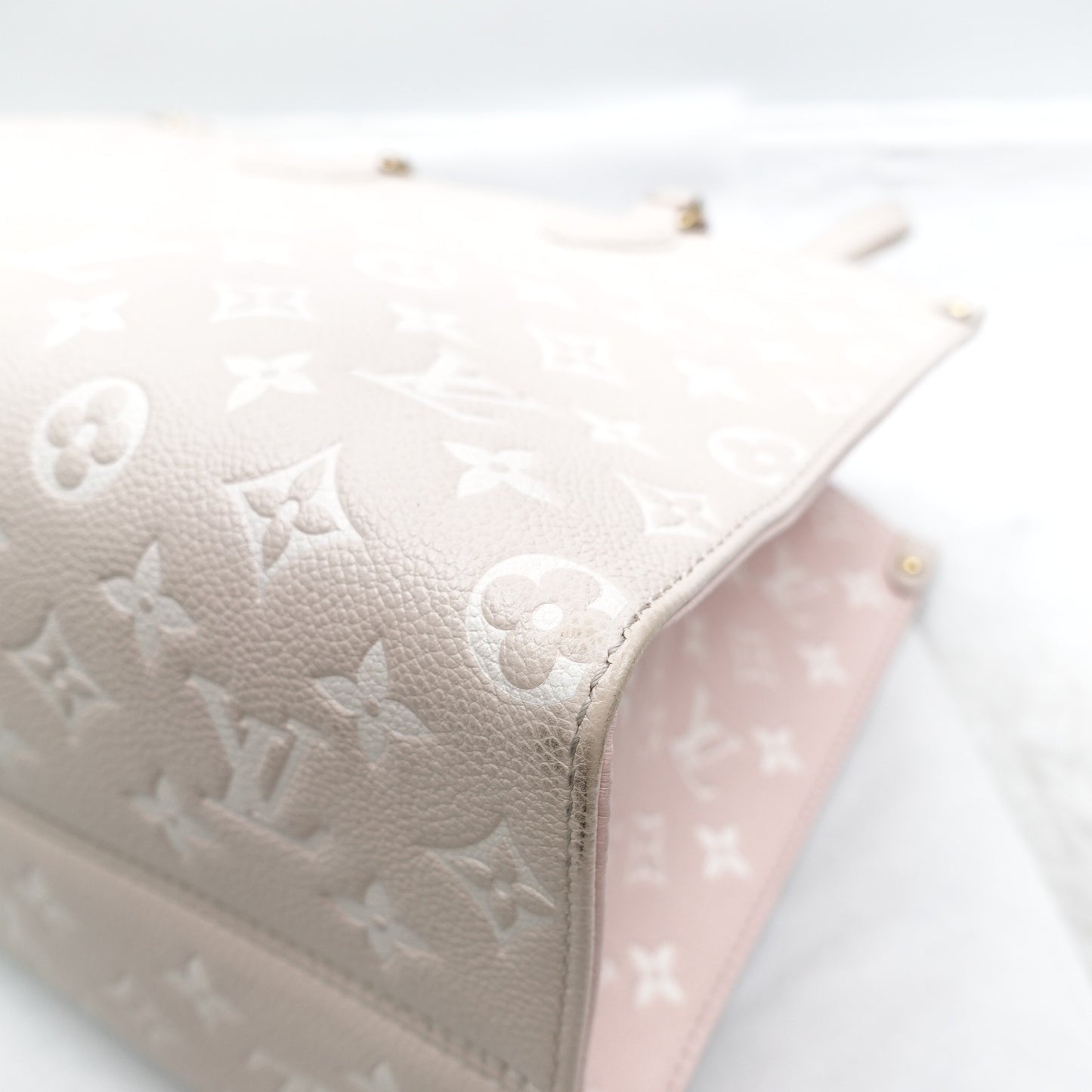 Pre-Owned Louis Vuitton On The Go MM Beige&Yellow&Pink Calfskin Shoulder Bag