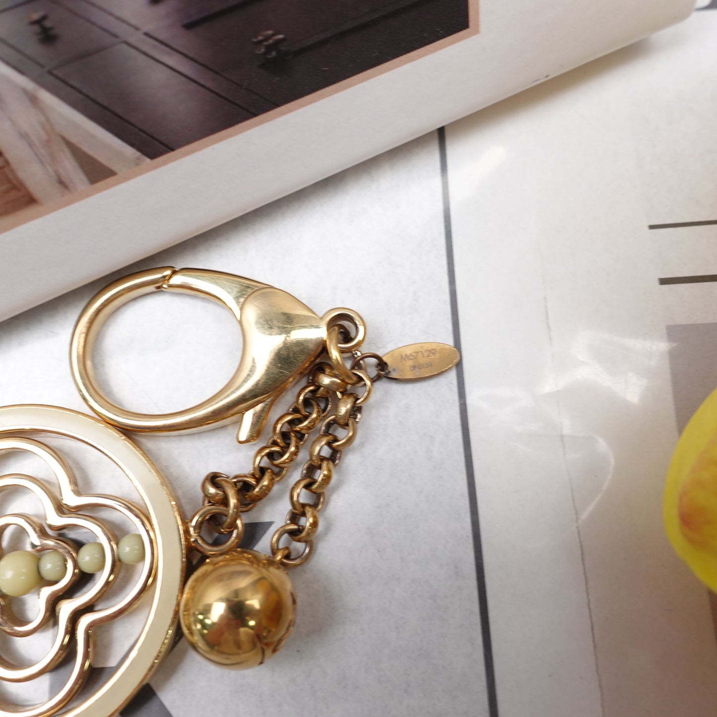 Pre-Owned Louis Vuitton Gold Tone Round Flower Short Bag Charm