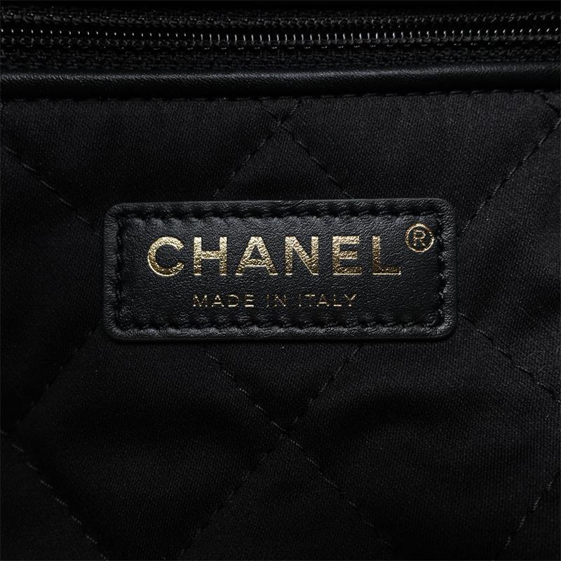 Pre-Owned Chanel 22 Bag Black Calfskin Shoulder Bag