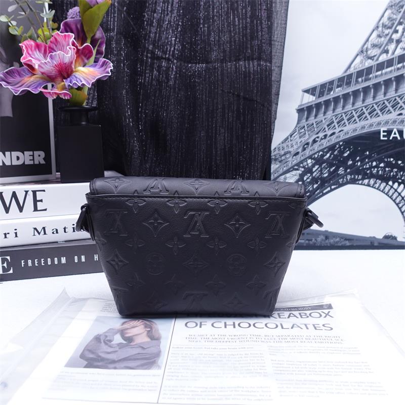 Pre-owned Louis Vuitton Pulse Wearable Wallet Black Calfskin Shoulder Bag