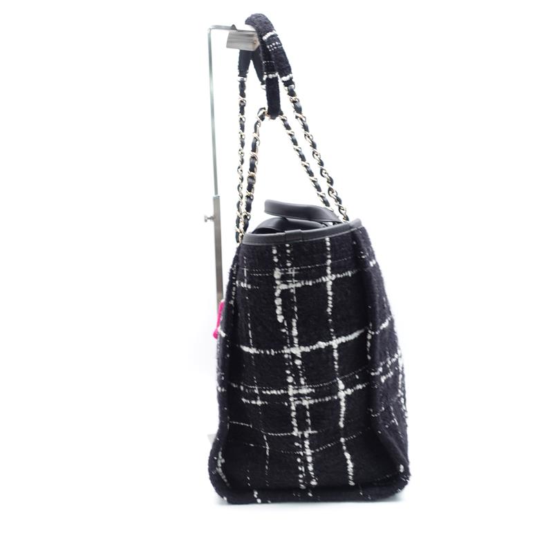 Pre-Owned Chanel DeauVille Black Canvas Tote