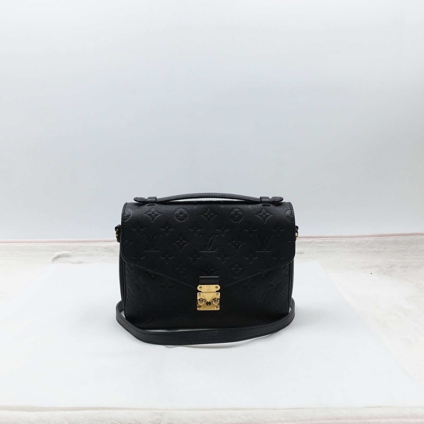 Pre-Owned Louis Vuitton Metis Black Calfskin Shoulder Bag T10317032