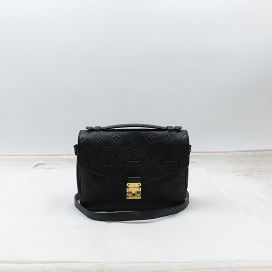 Pre-Owned Louis Vuitton Metis Black Calfskin Shoulder Bag T10317032