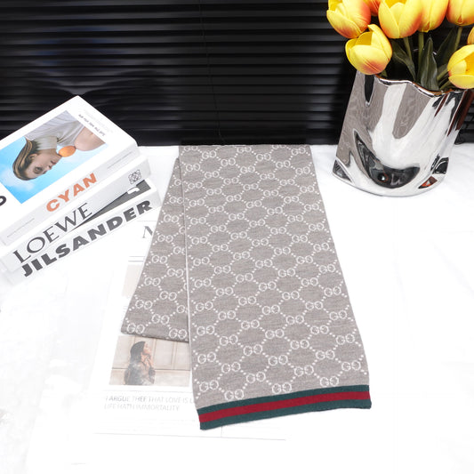 Pre-Owned Gucci Monogram Gray Wool Square Scarf