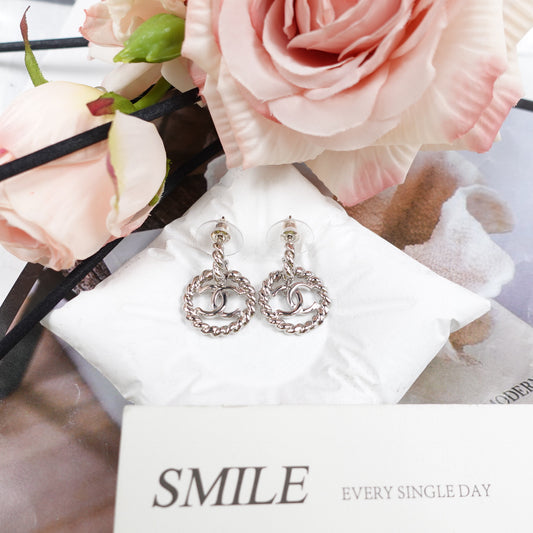 Pre-owned Chanel Silver Round Earrings