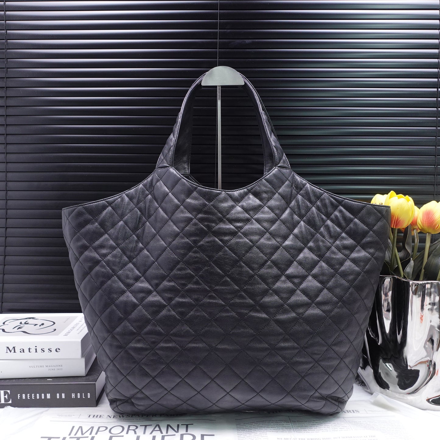 Pre-Owned Saint Laurent Icare Maxi Black Lambskin Handbag