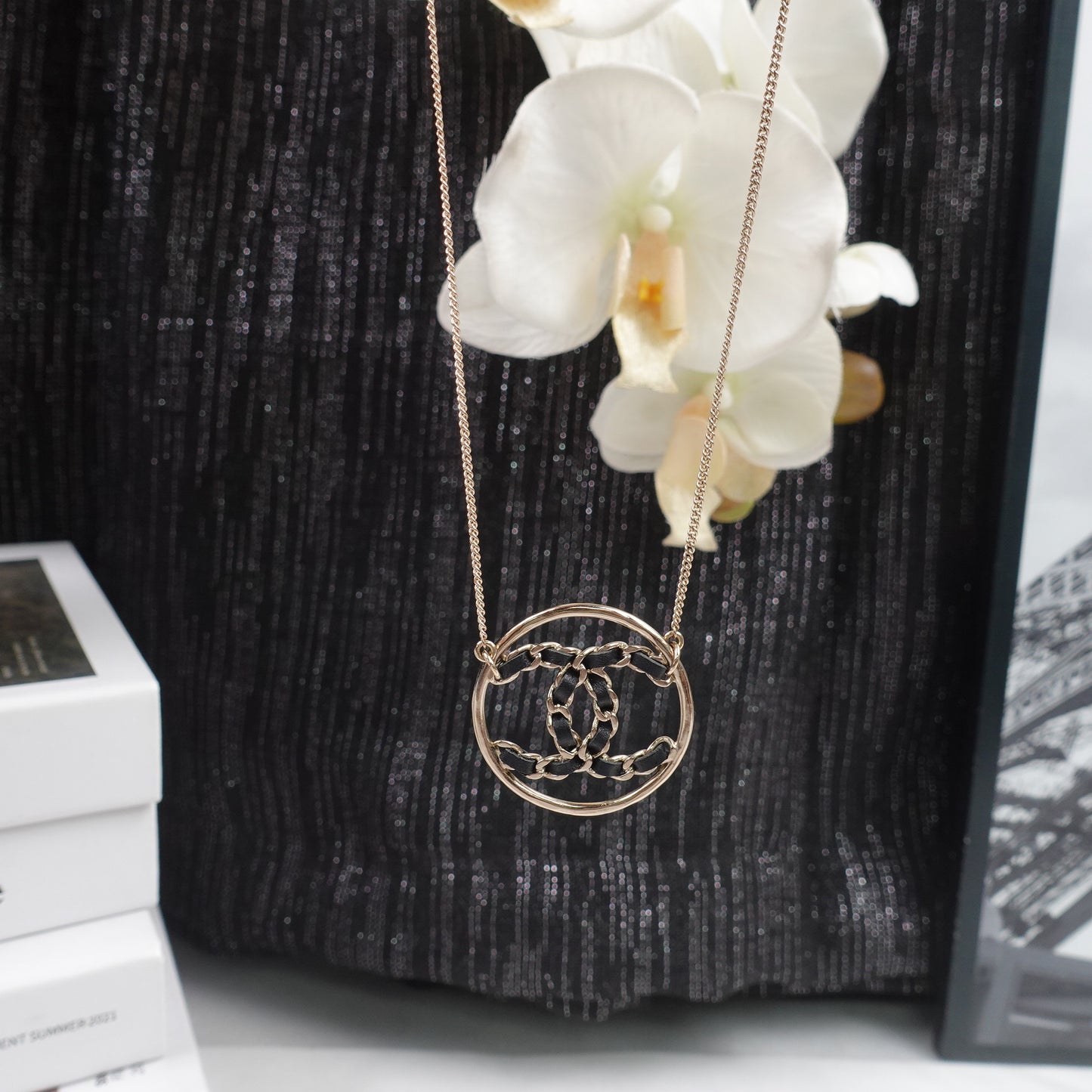 Pre-Owned Chanel Gold Tone Lambskin&Gold Round CC Necklace