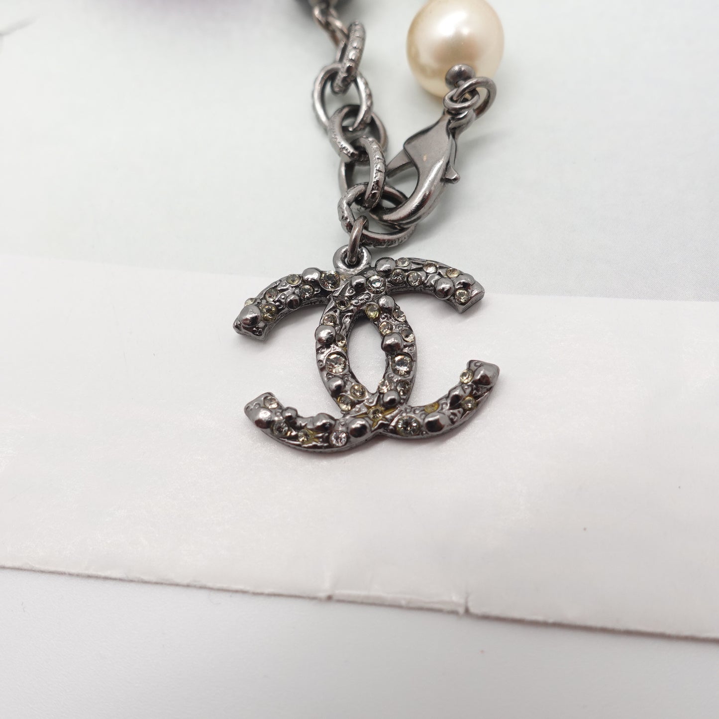 Pre-Owned Chanel Gold Tone CC Pearl&Diamond Black&White Bracelet