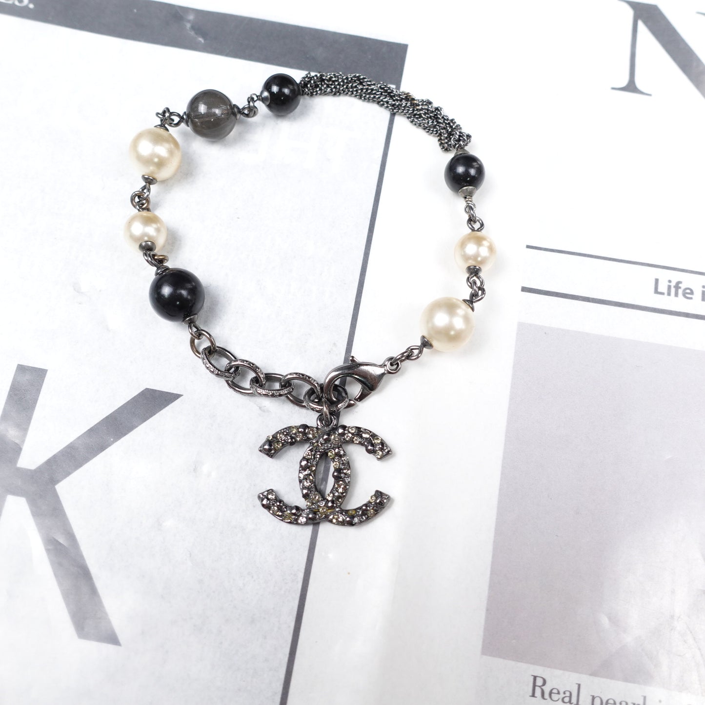 Pre-Owned Chanel Gold Tone CC Pearl&Diamond Black&White Bracelet