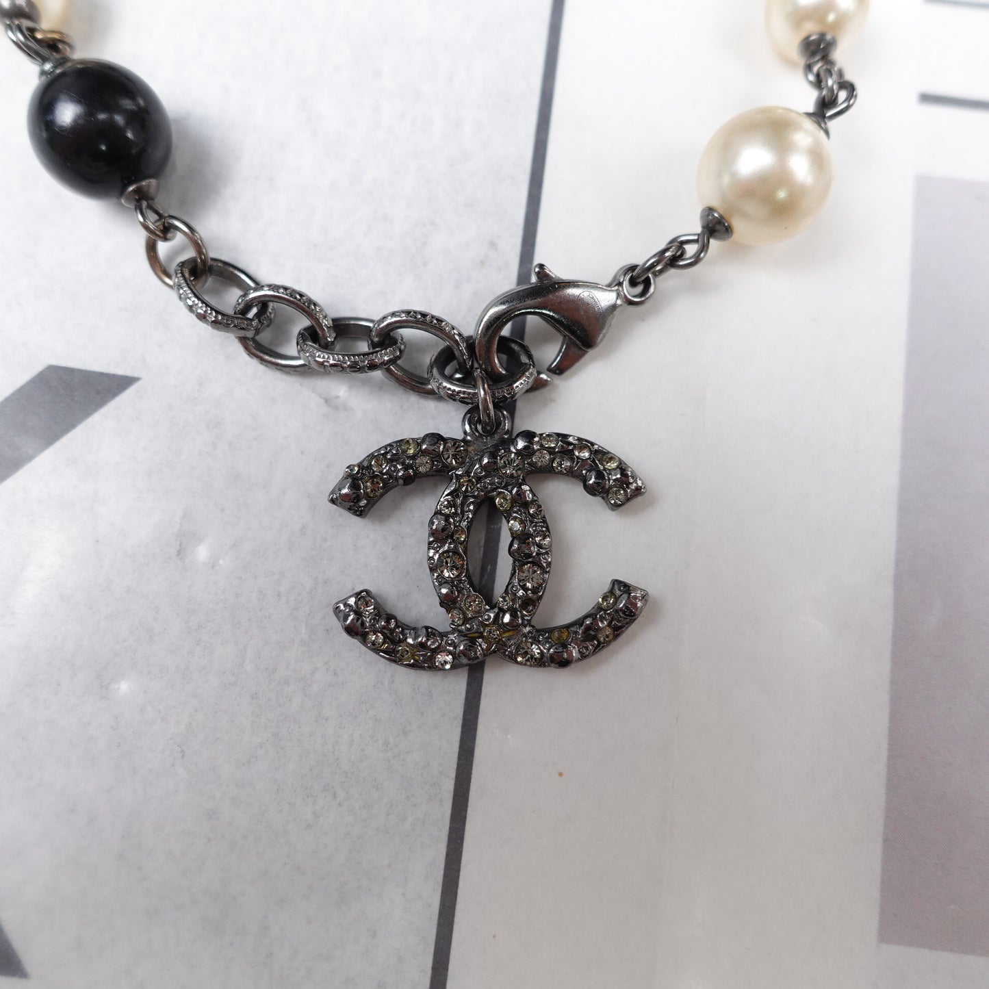 Pre-Owned Chanel Gold Tone CC Pearl&Diamond Black&White Bracelet