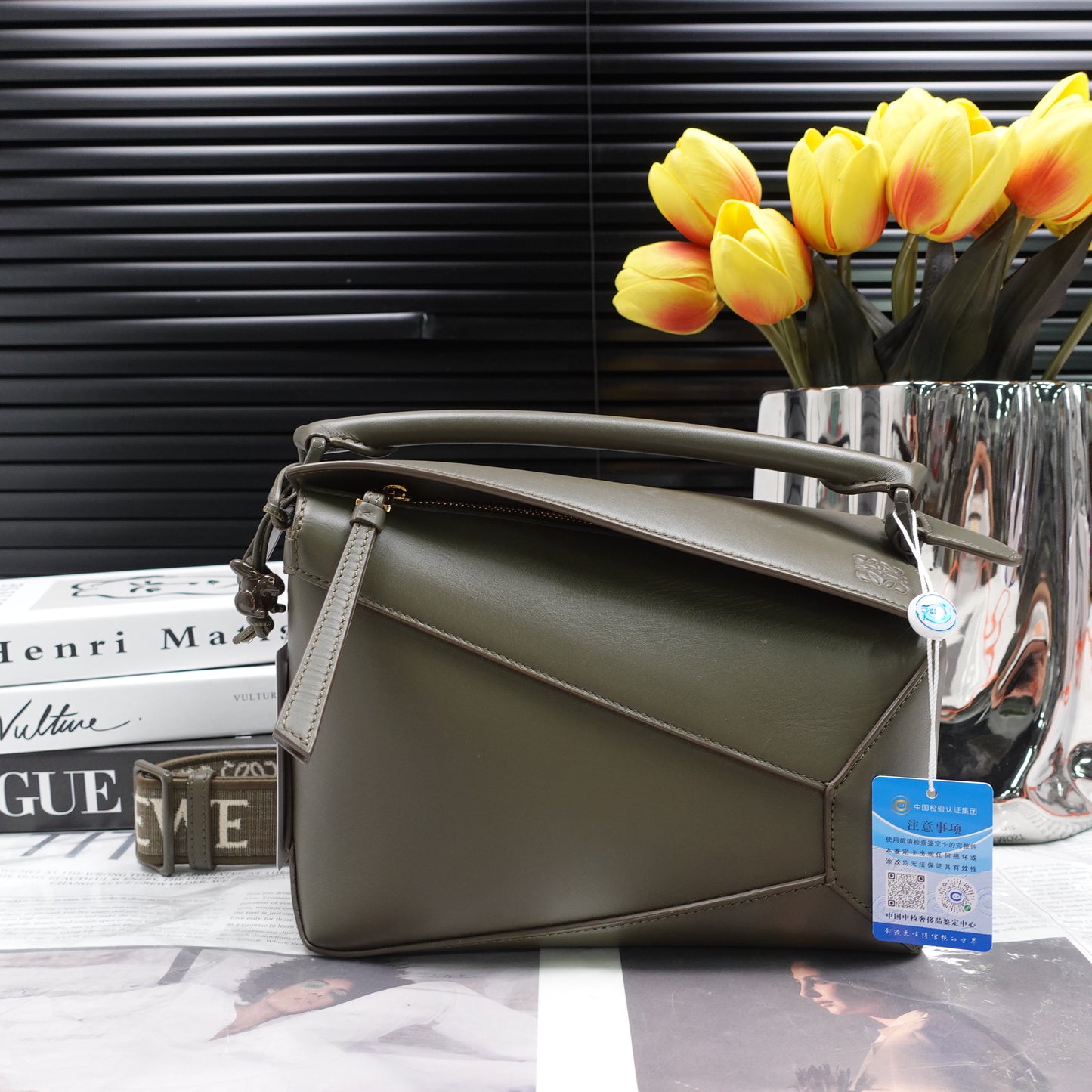 Pre-Owned Loewe Puzzle Small Edge Pearl Grey Leather Shoulder Bag