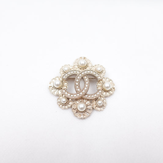 Pre-owned Chanel Gold Pearl&Metal Brooch