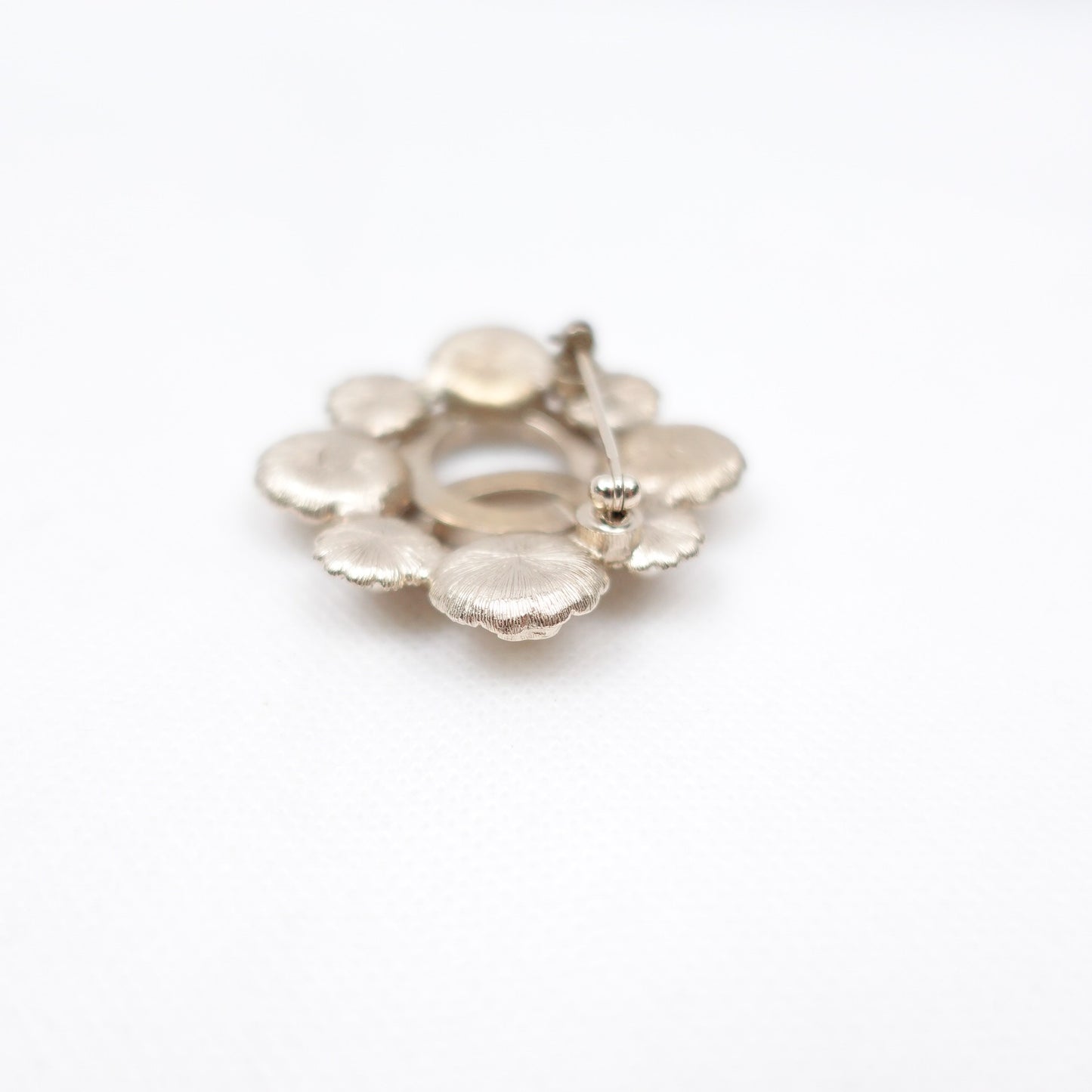 Pre-owned Chanel Gold Pearl&Metal Brooch