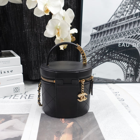 Pre-Owned Chanel Black Calfskin Bucket Bag