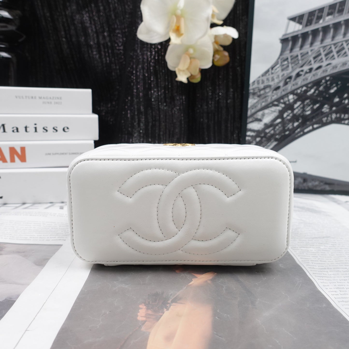 Pre-Owned Chanel Vanity Case White Calfskin Shoulder Bag