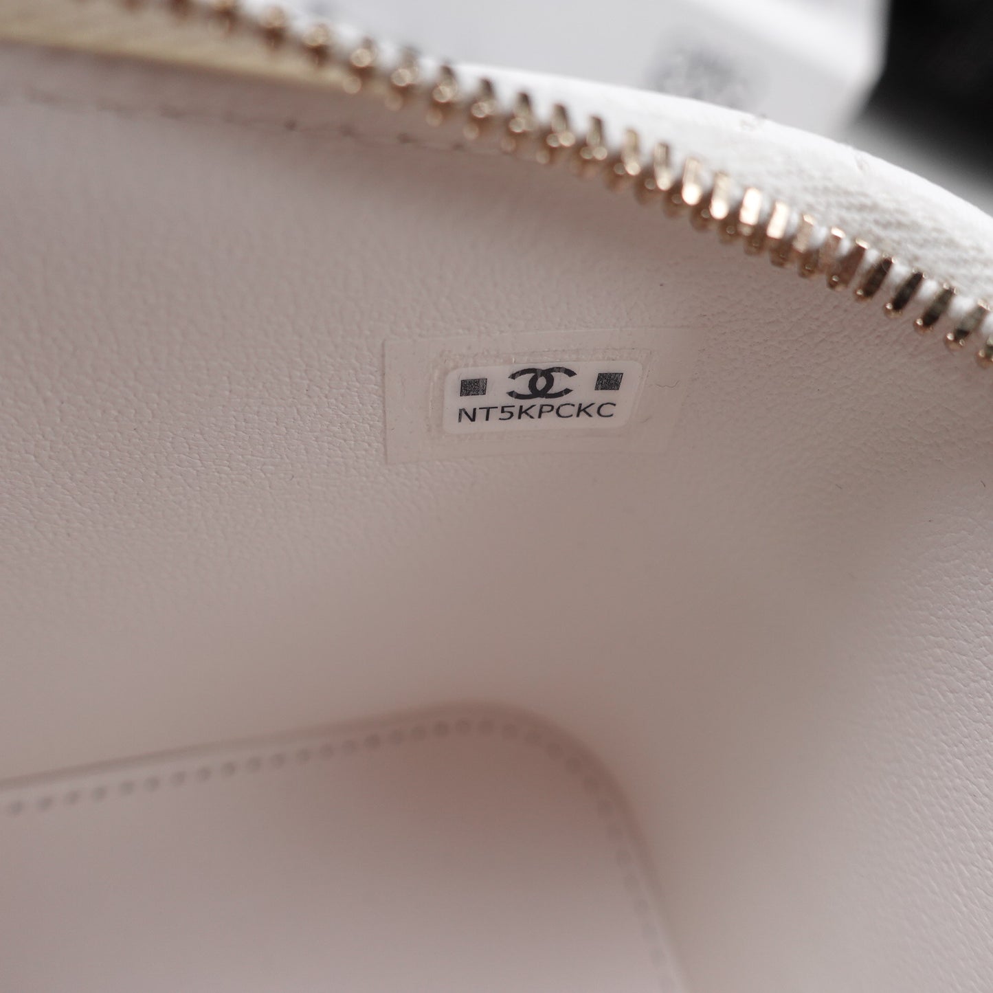 Pre-Owned Chanel Vanity Case White Calfskin Shoulder Bag