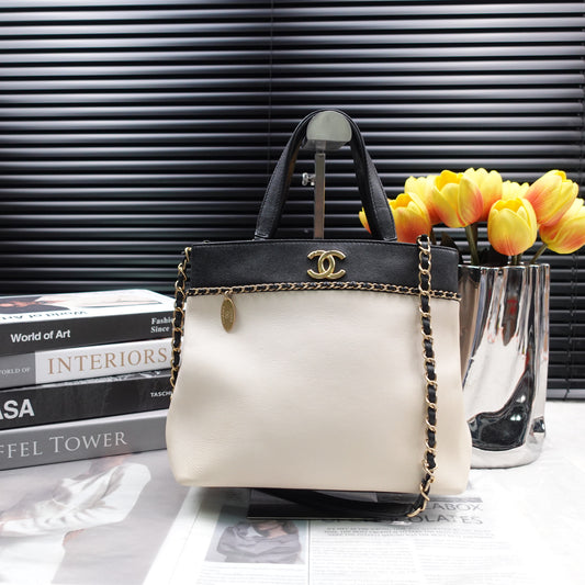Pre-owned Chanel Cream Calfskin Shoulder Bag