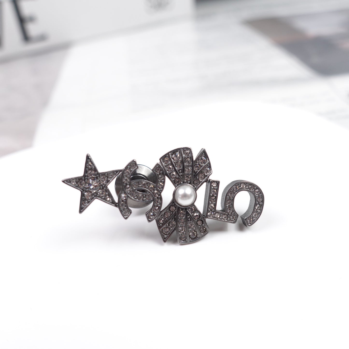 Pre-Owned Chanel Black Metal Crystal Brooch