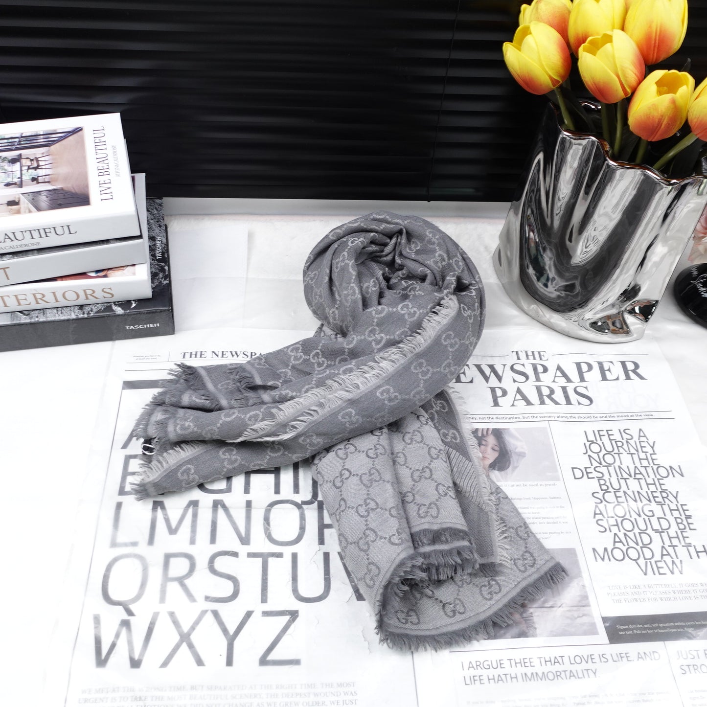 Pre-Owned Gucci Gray Square Wool Scarf