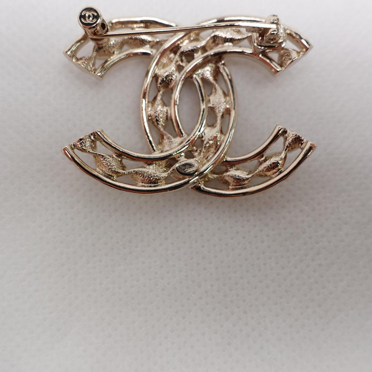 Pre-owned Chanel Gold Metal Brooch
