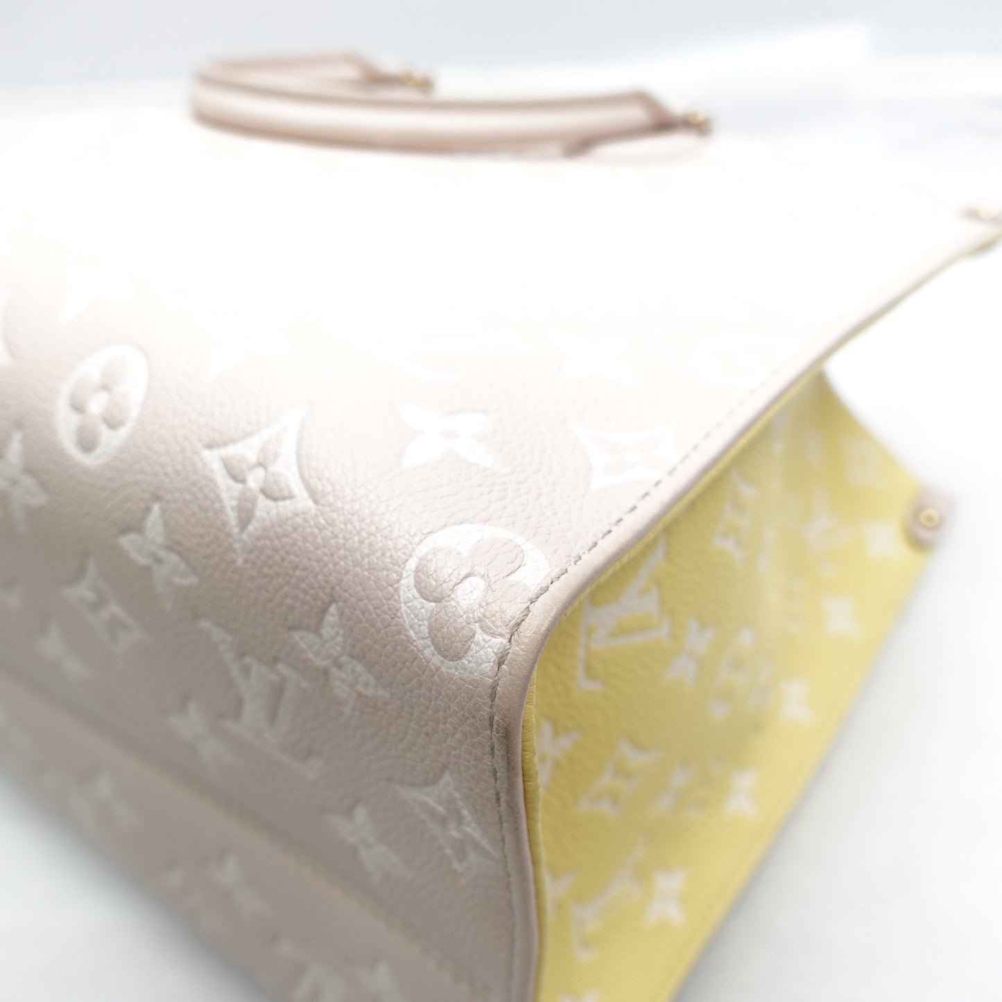 Pre-Owned Louis Vuitton On The Go MM Beige&Yellow&Pink Calfskin Shoulder Bag