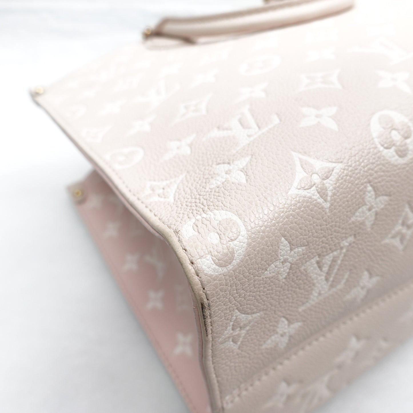 Pre-Owned Louis Vuitton On The Go MM Beige&Yellow&Pink Calfskin Shoulder Bag