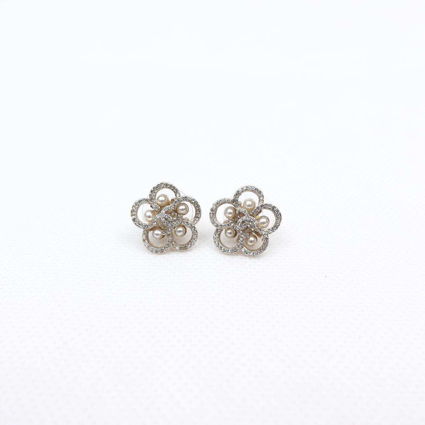 Pre-Owned Chanel Gold Metal Pearl Earrings