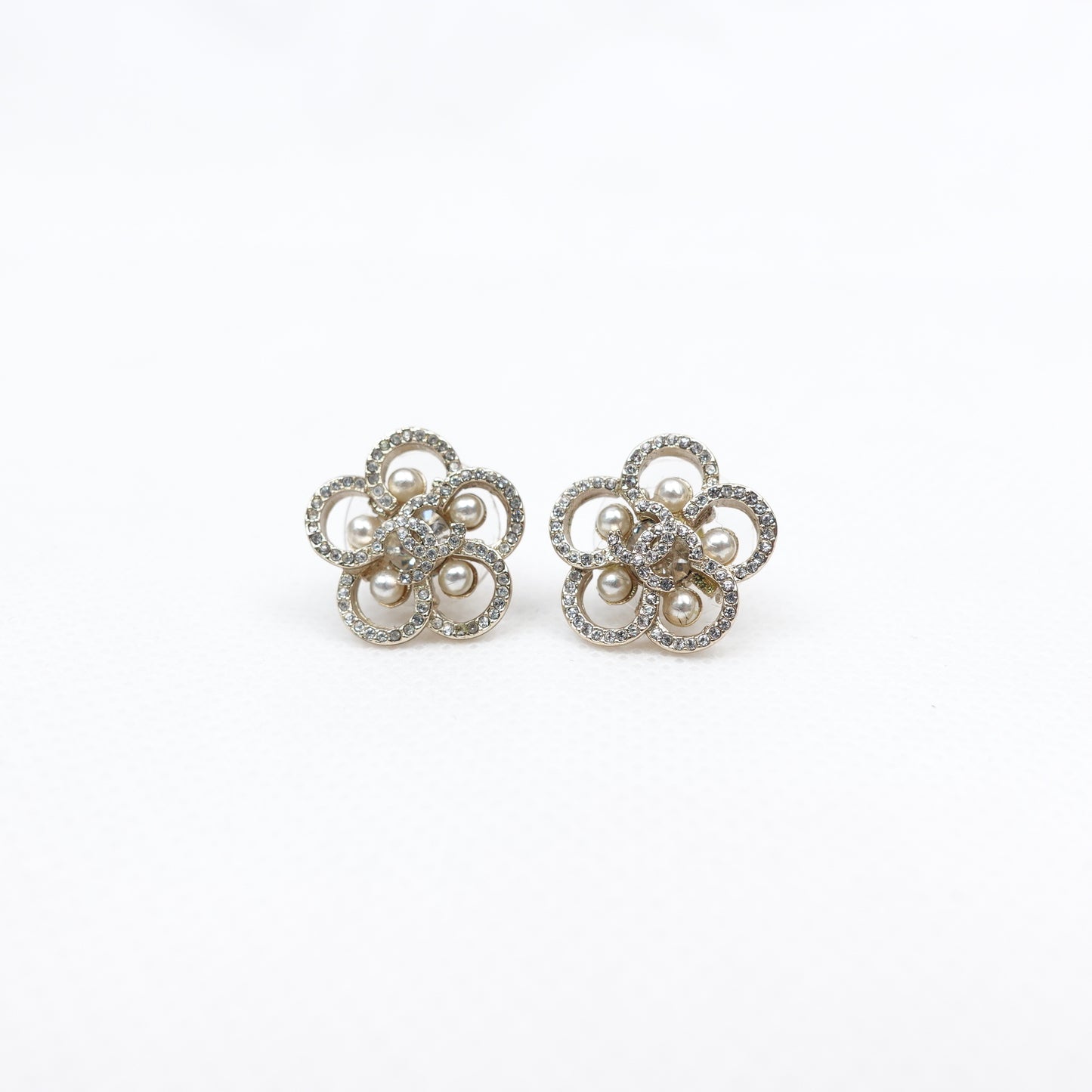 Pre-Owned Chanel Gold Metal Pearl Earrings