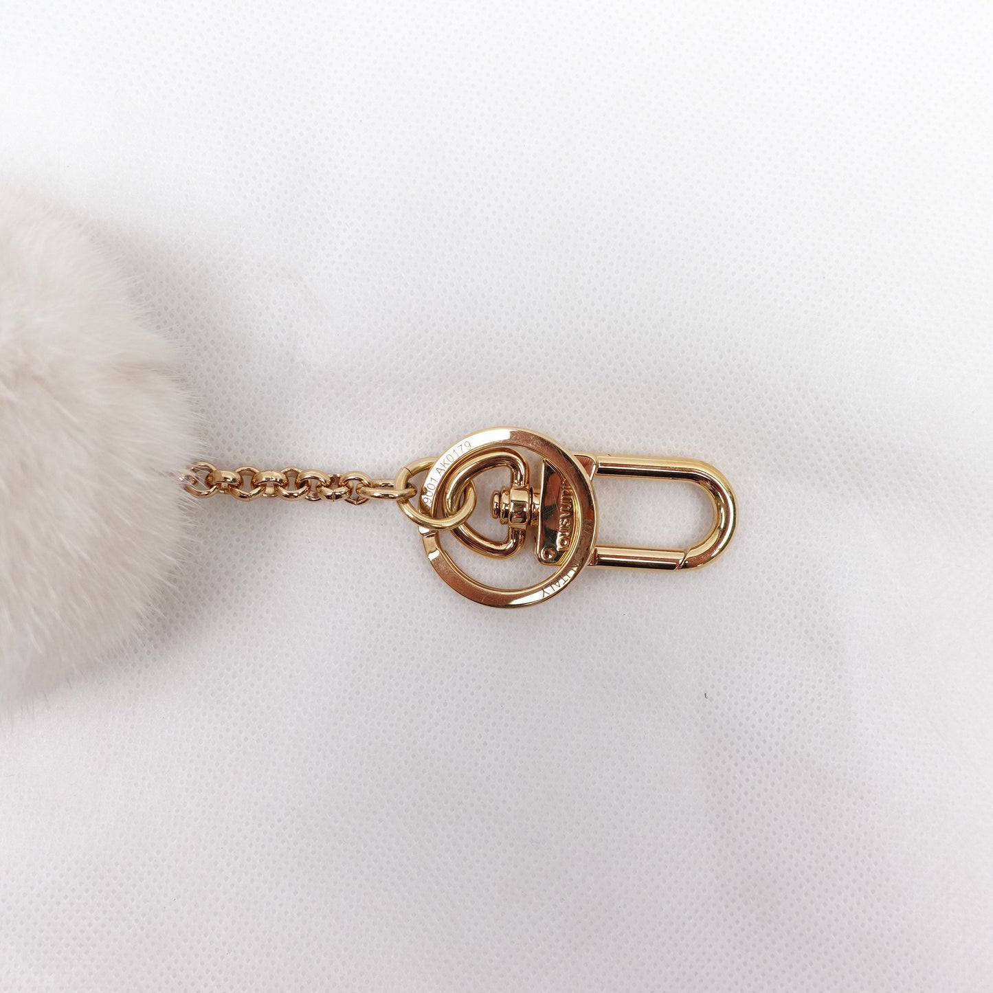Pre-owned Louis Vuitton White Fluff Bag Charm