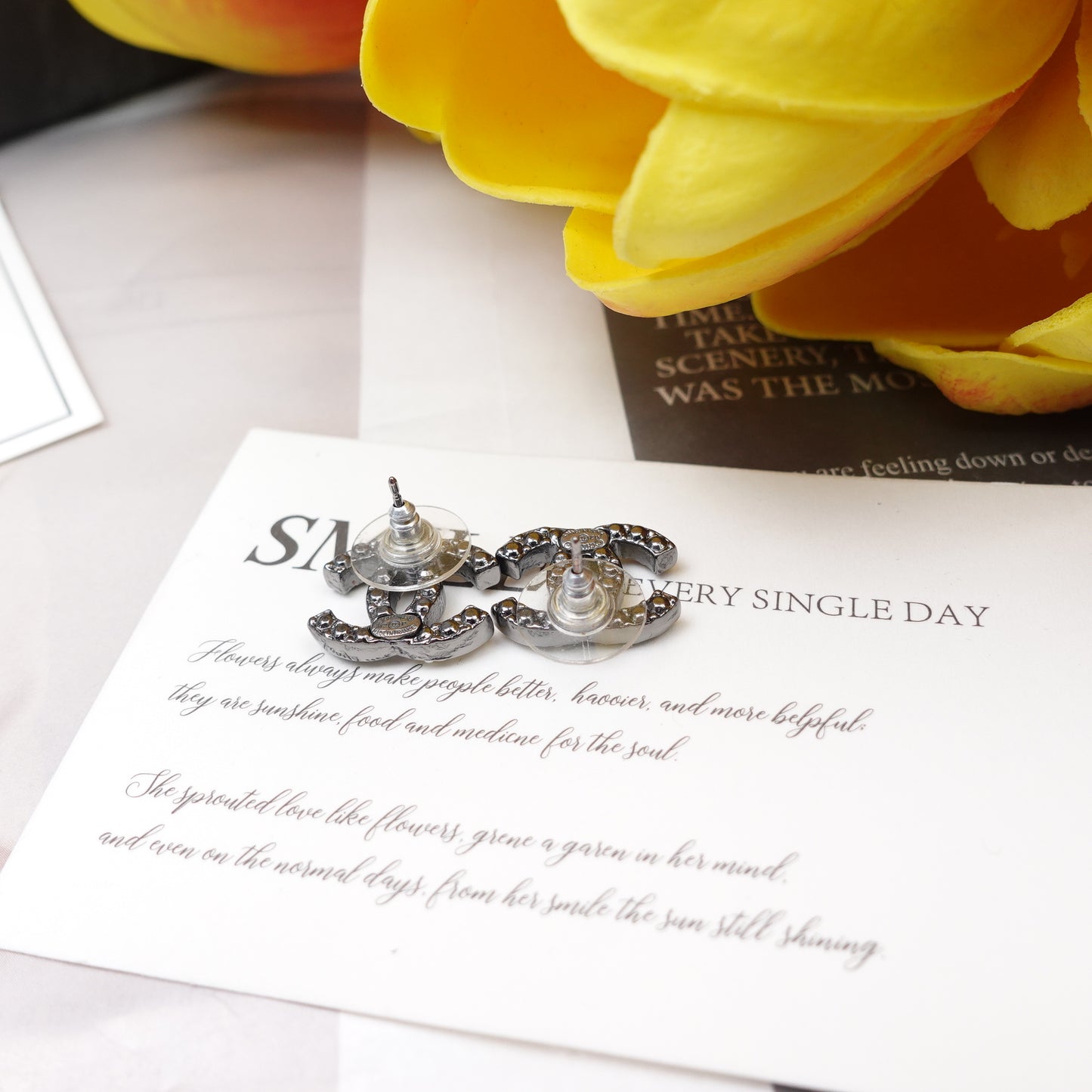 Pre-Owned Chanel Gold-tone Black&White Pearl Earrings