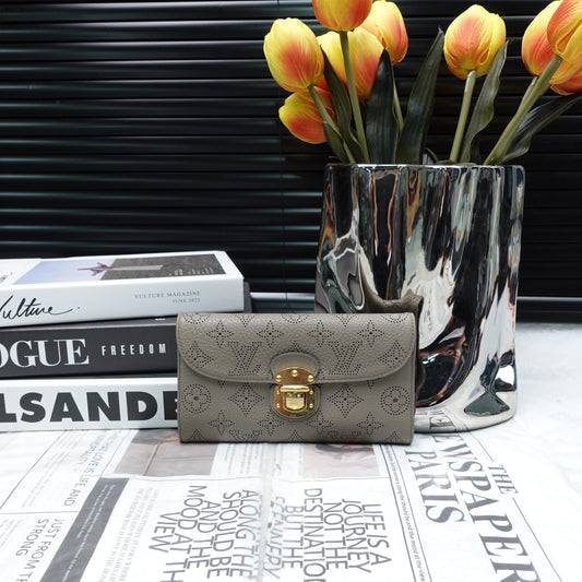 Pre owned Louis Vuitton Amelia Grey Calfskin Wallet