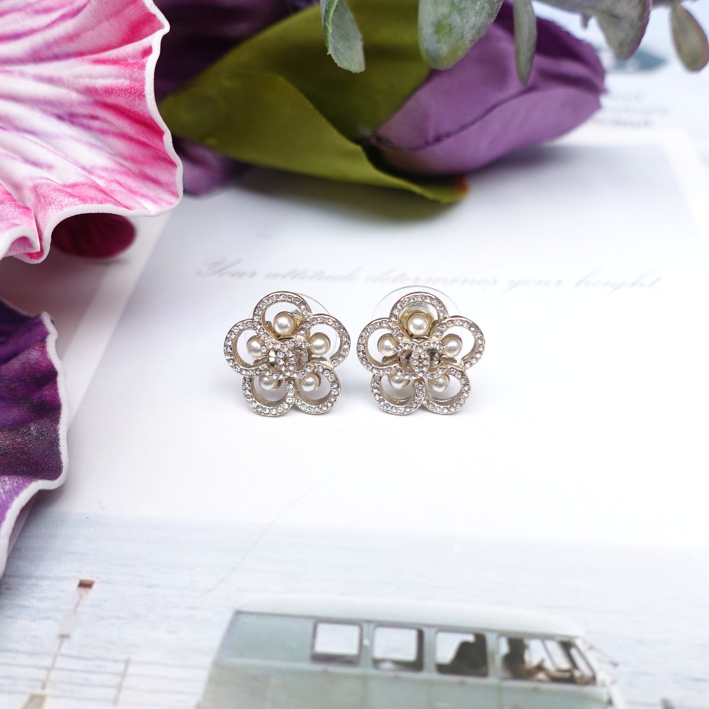 Pre-Owned Chanel Gold Metal Pearl Earrings