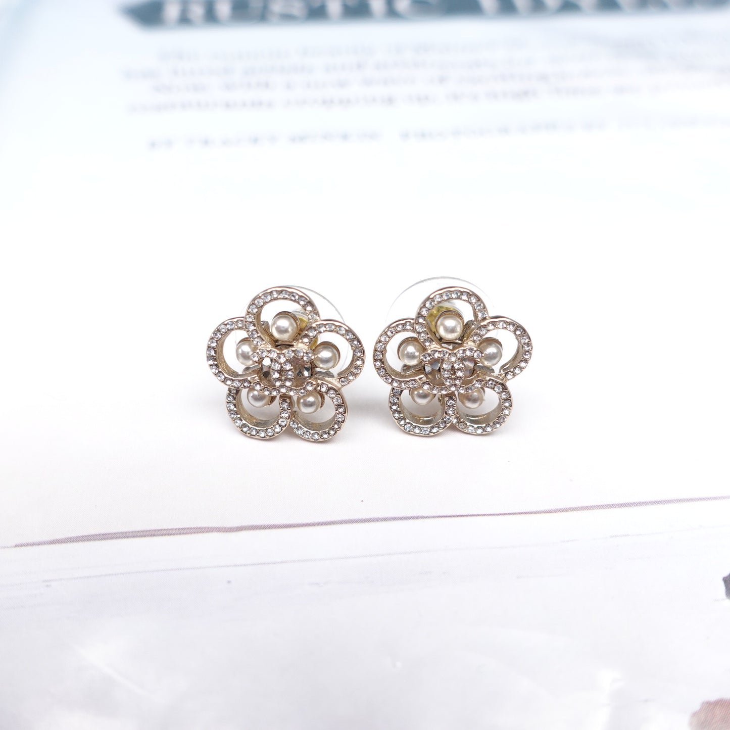 Pre-Owned Chanel Gold Metal Pearl Earrings