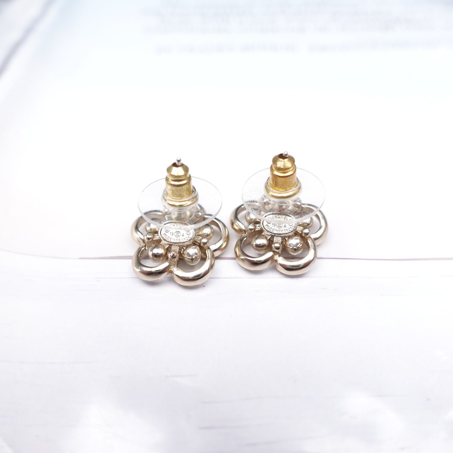 Pre-Owned Chanel Gold Metal Pearl Earrings