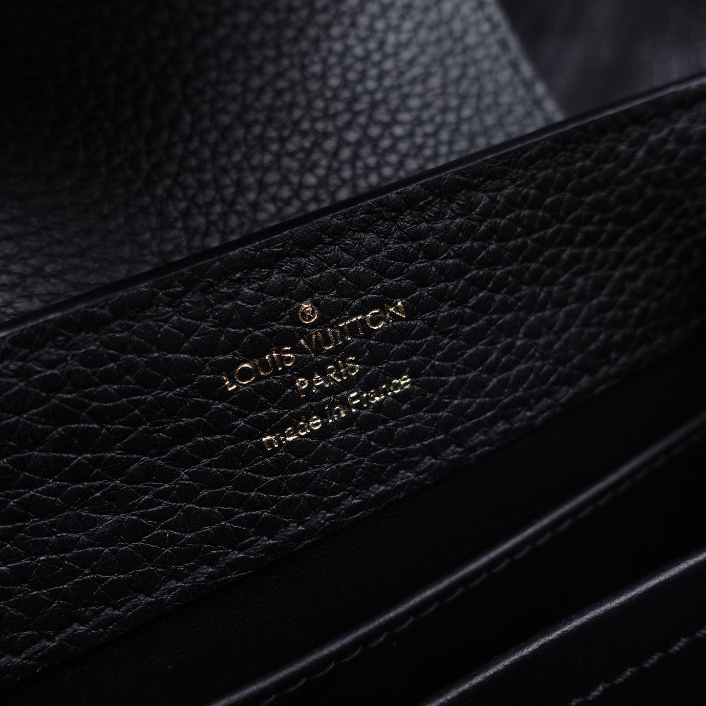 Pre-Owned Louis Vuitton Capucines Black Calfskin Shoulder Bag