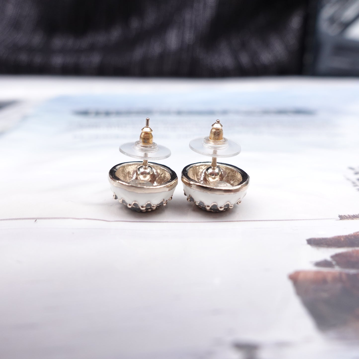 Pre-Owned Chanel Black&Grey Round Earrings