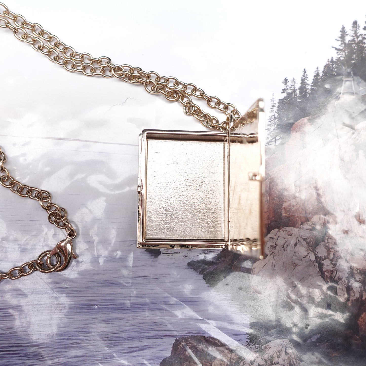 Pre-owned Chanel Leon Book Necklace