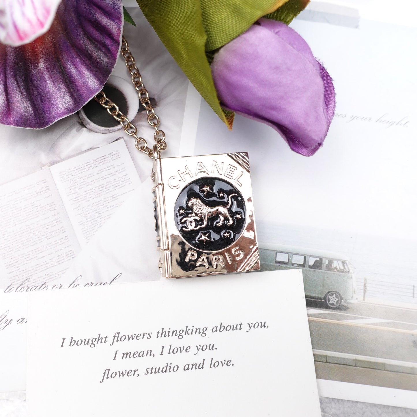 Pre-owned Chanel Leon Book Necklace
