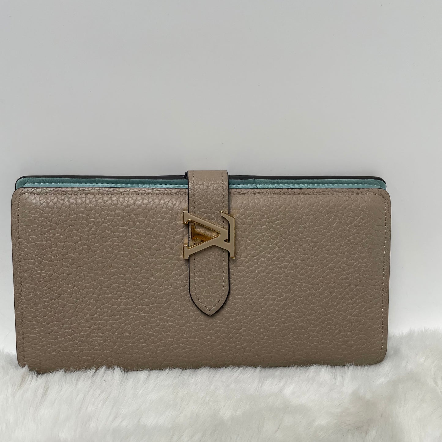 Pre-owned Louis Vuitton Vertical Gray Calfskin Wallet T10313745